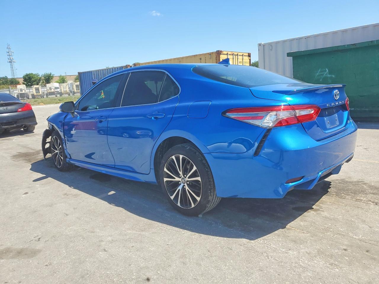 2019 TOYOTA CAMRY SE photo 3