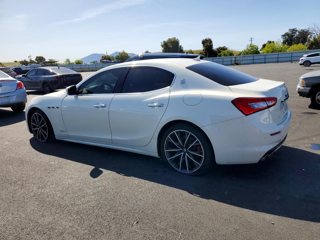 2019 MASERATI GHIBLI LUXURY photo 2