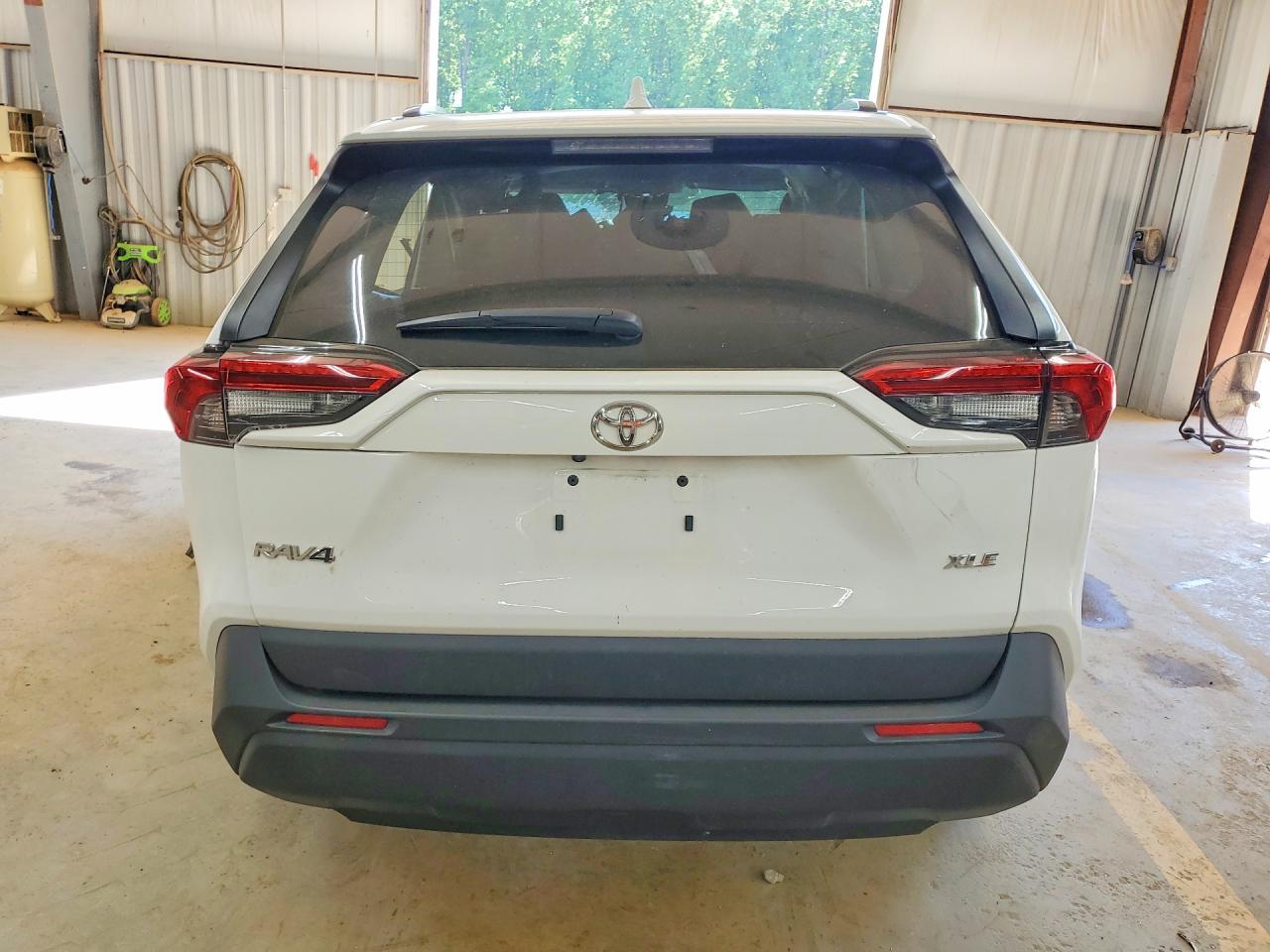 2025 TOYOTA RAV4 XLE photo 11