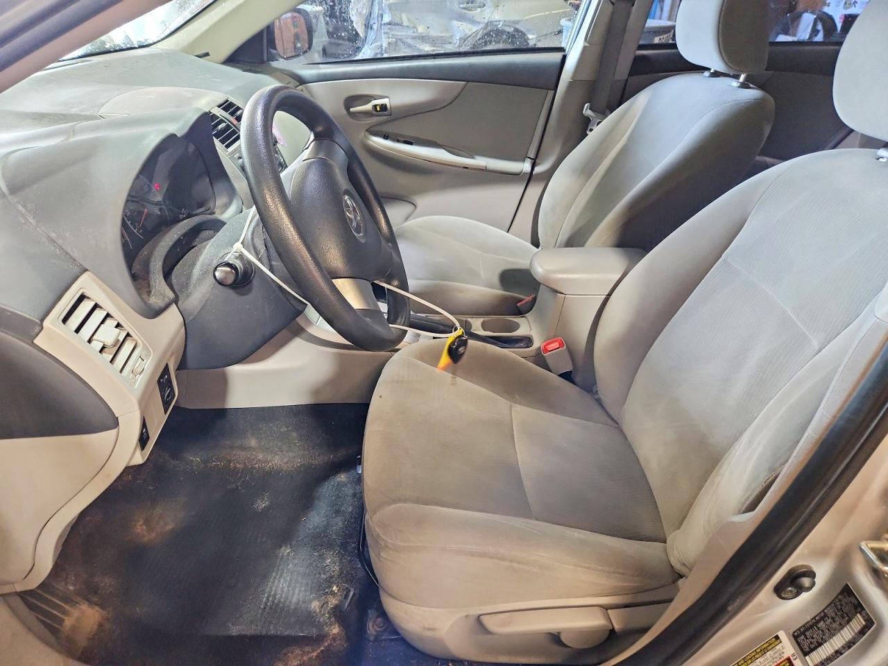 2011 TOYOTA COROLLA LE photo 19