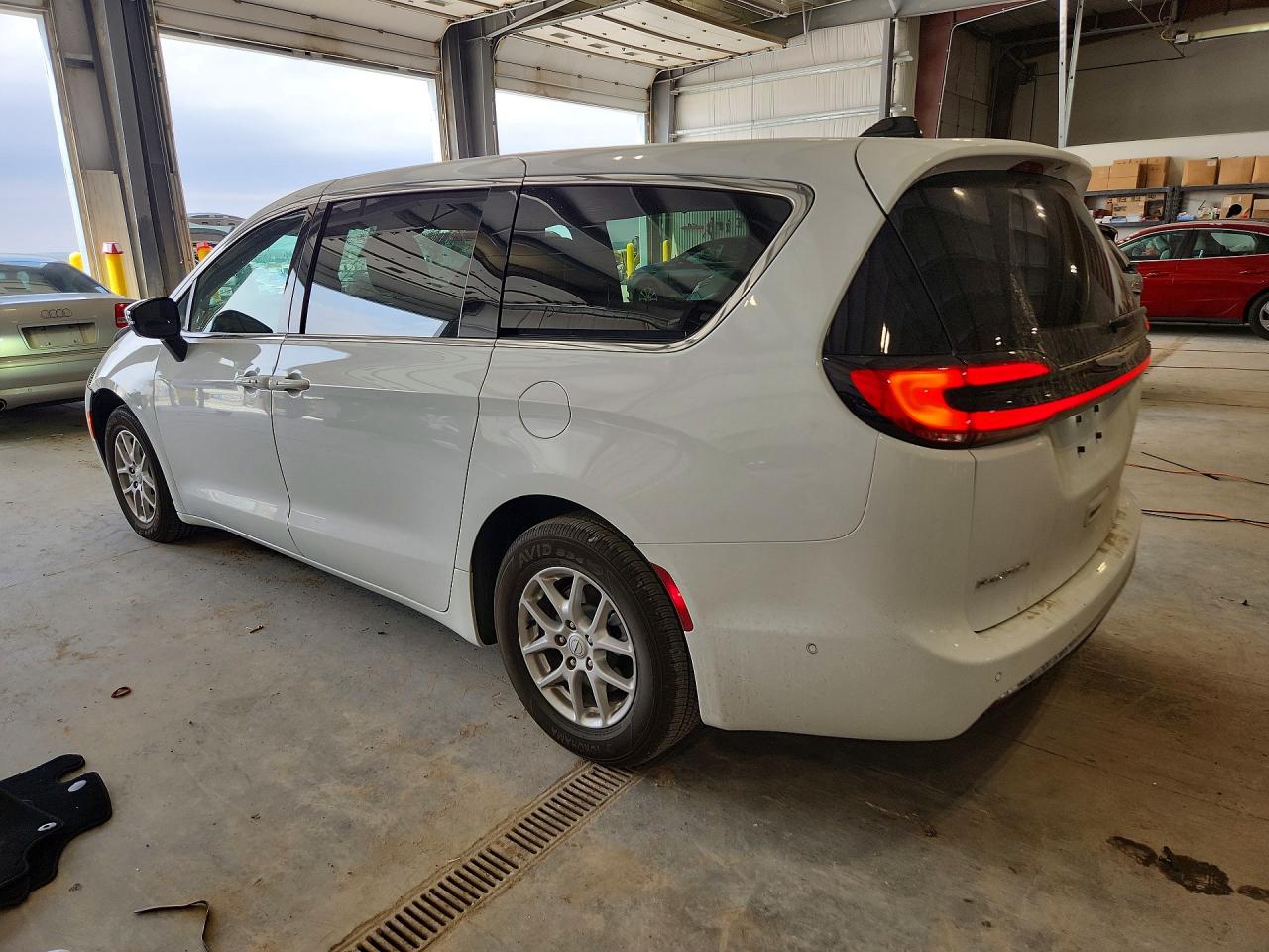 2025 CHRYSLER PACIFICA SELECT photo 4