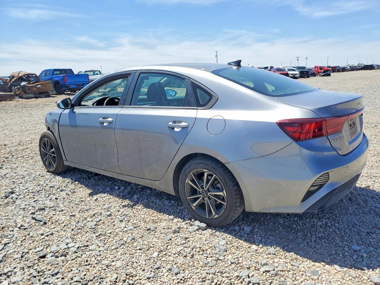 2023 KIA FORTE LXS photo 2