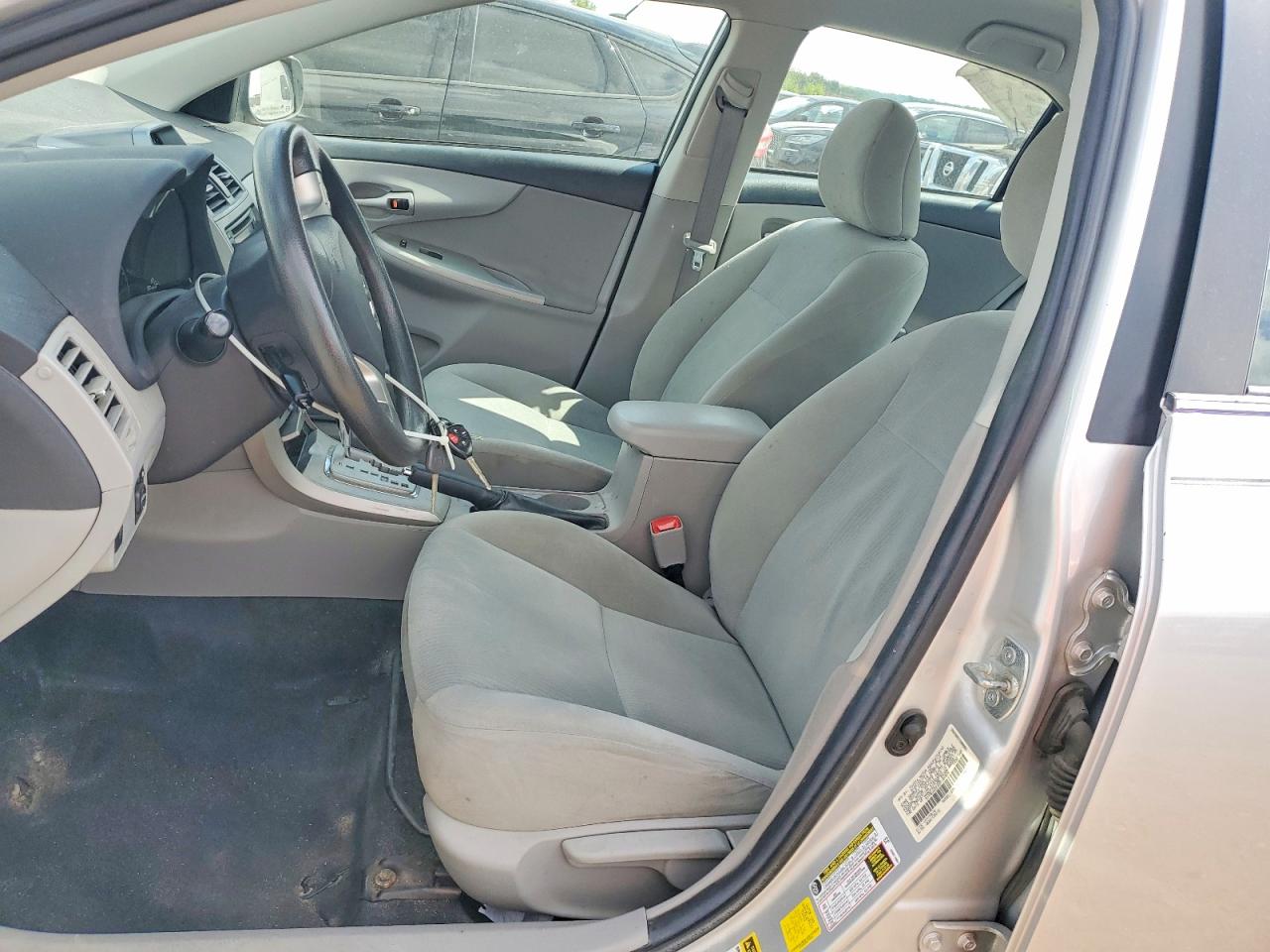 2013 TOYOTA COROLLA LE photo 13