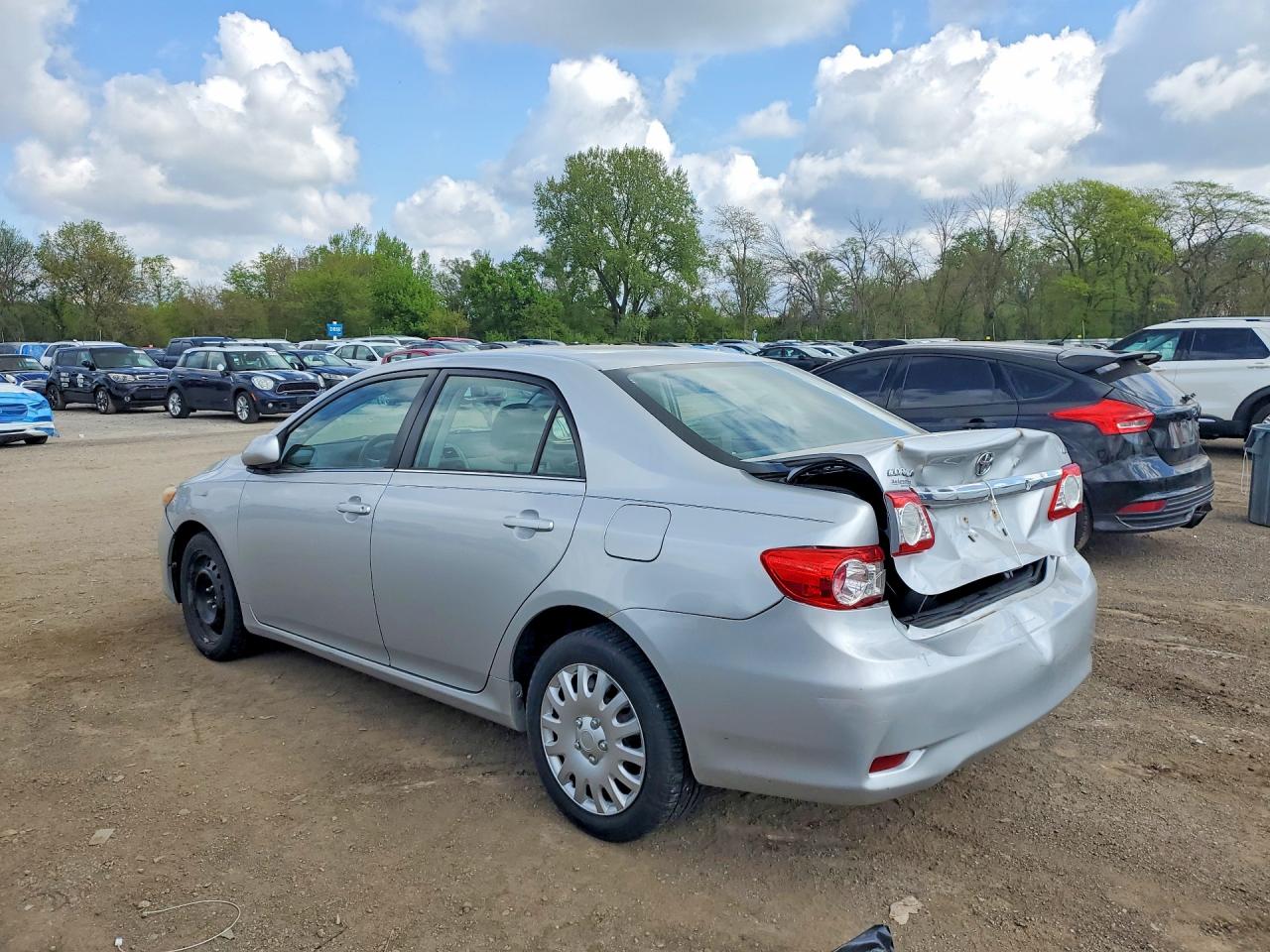 2013 TOYOTA COROLLA LE photo 3