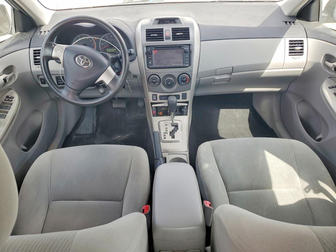 2013 TOYOTA COROLLA LE photo 15