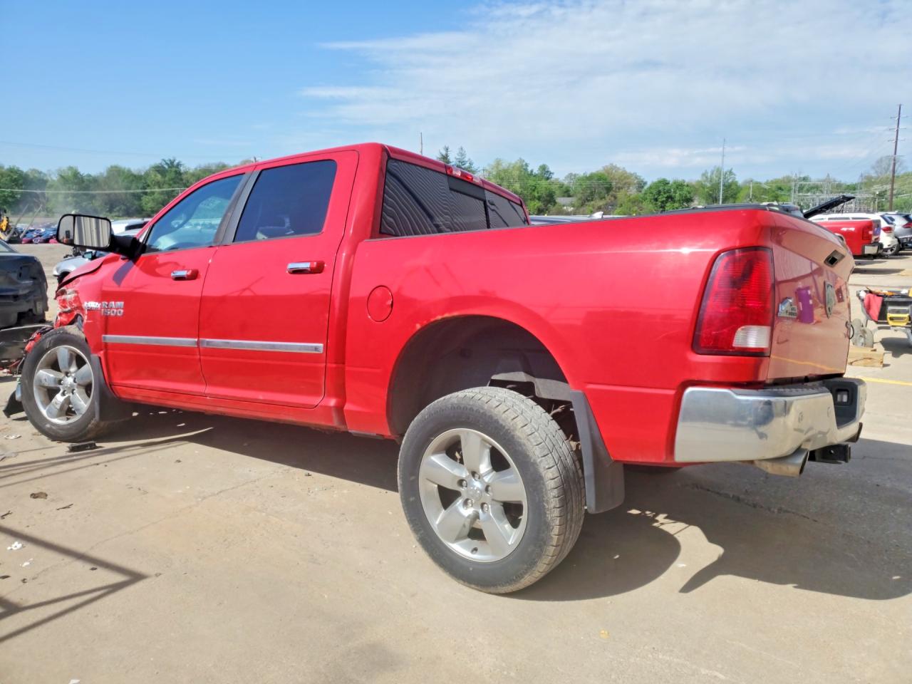 2016 RAM 1500 SLT photo 2