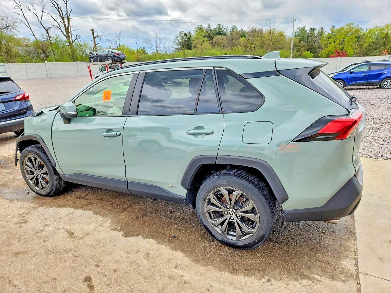 2022 TOYOTA RAV4 XLE PREMIUM photo 3