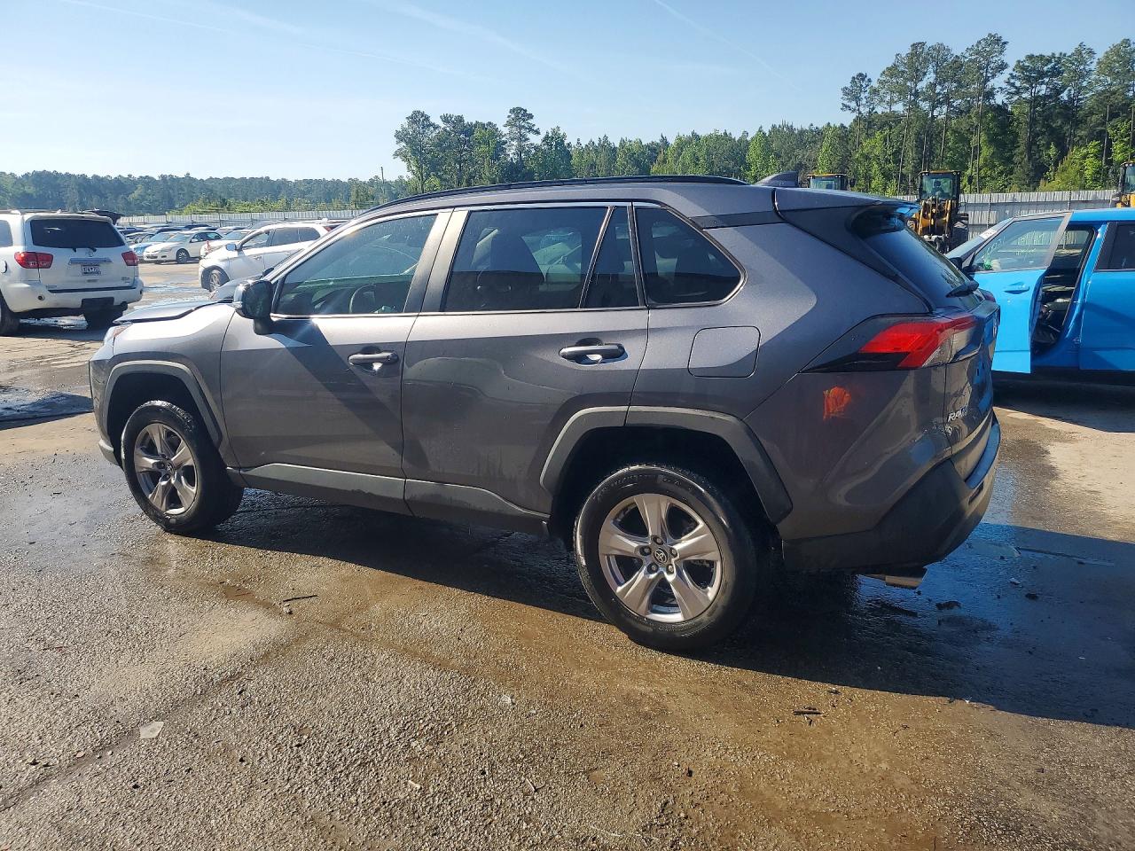 2022 TOYOTA RAV4 XLE photo 3