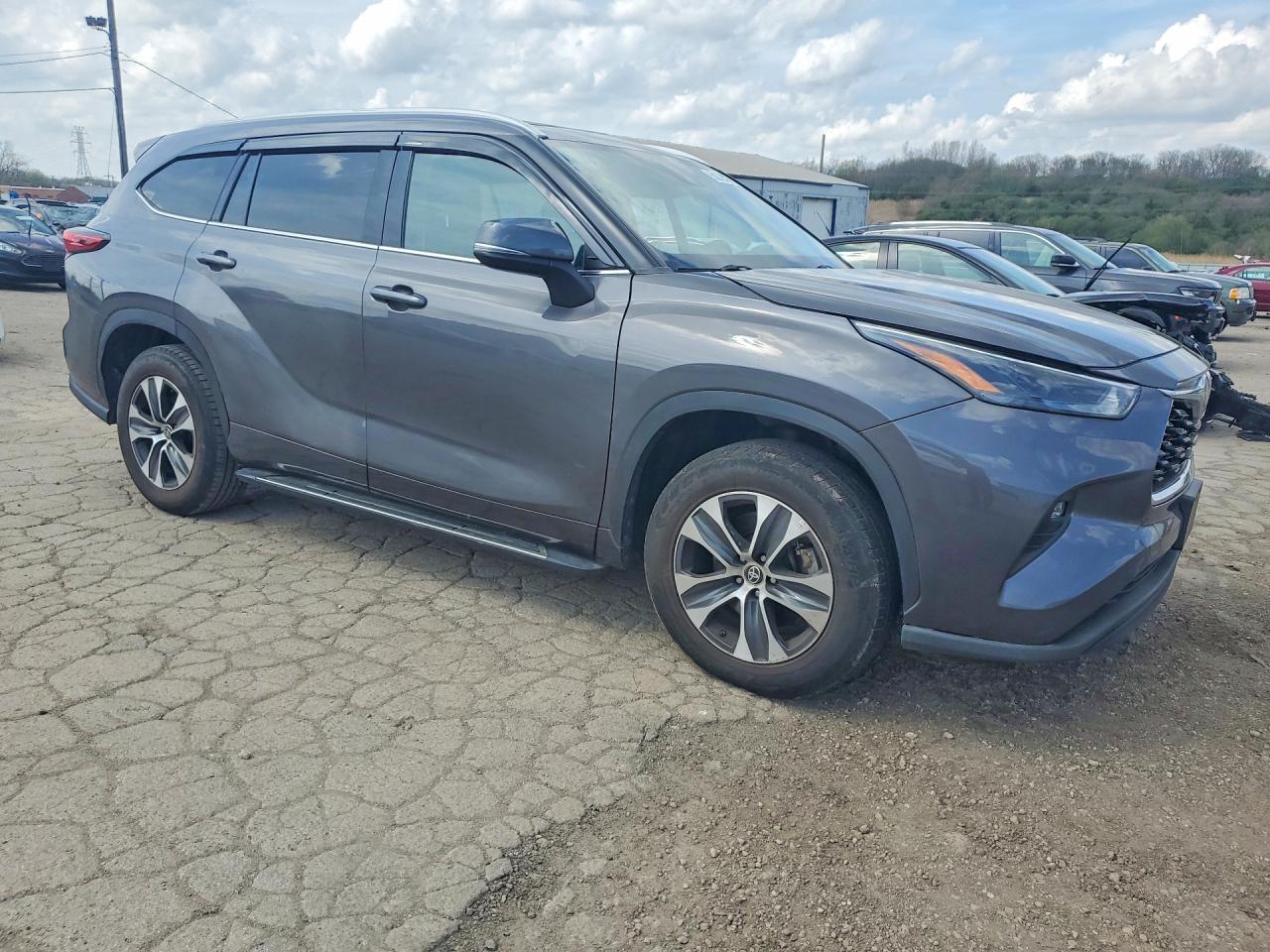 2022 TOYOTA HIGHLANDER XLE photo 7