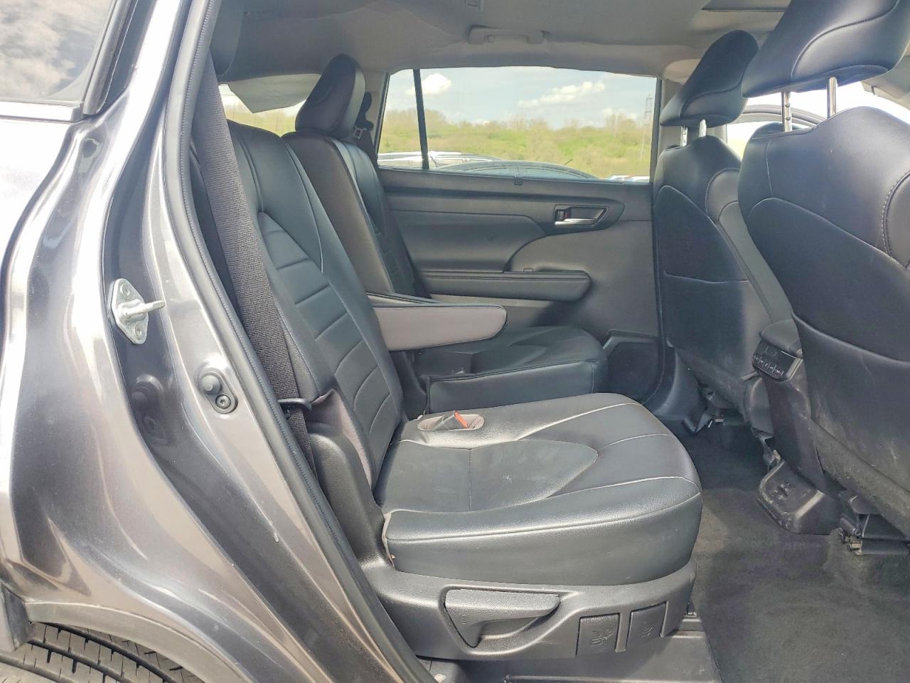 2022 TOYOTA HIGHLANDER XLE photo 21