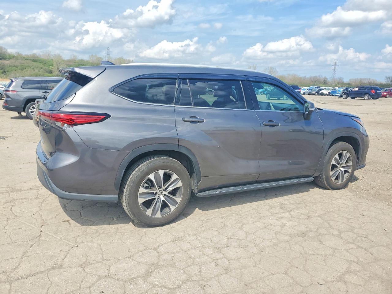 2022 TOYOTA HIGHLANDER XLE photo 5