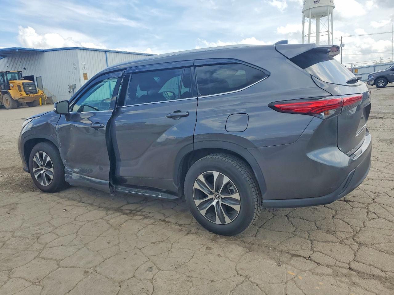 2022 TOYOTA HIGHLANDER XLE photo 3
