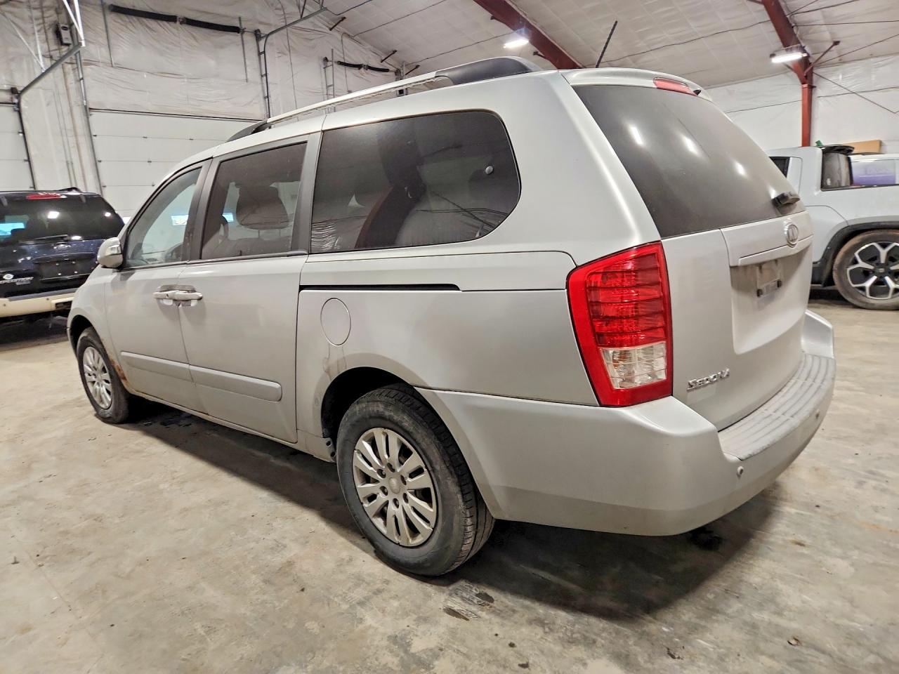 2011 KIA SEDONA LX photo 3