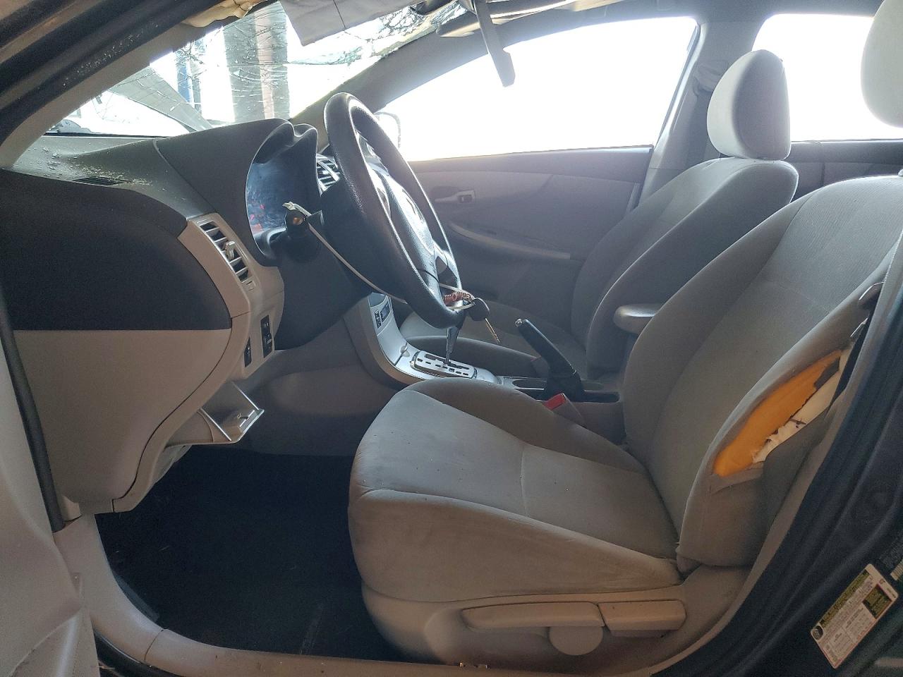 2011 TOYOTA COROLLA LE photo 13