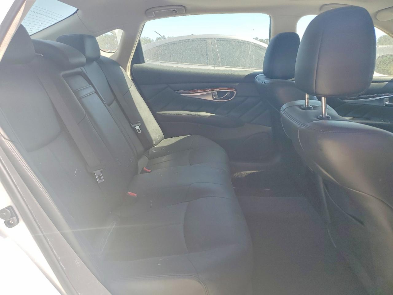 2015 INFINITI Q70L 3.7 photo 19