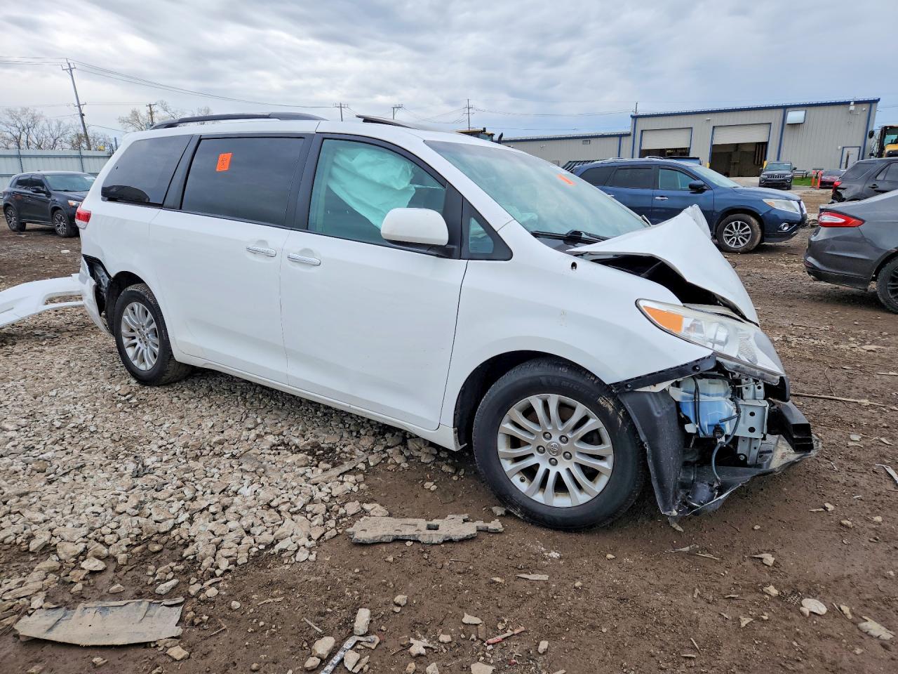 2013 TOYOTA SIENNA XLE 8-PASSENGER photo 10
