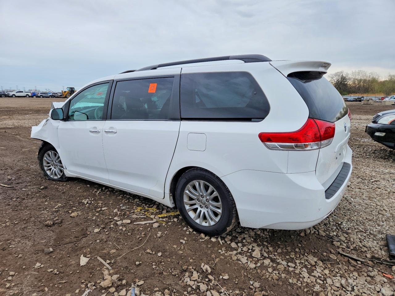 2013 TOYOTA SIENNA XLE 8-PASSENGER photo 4