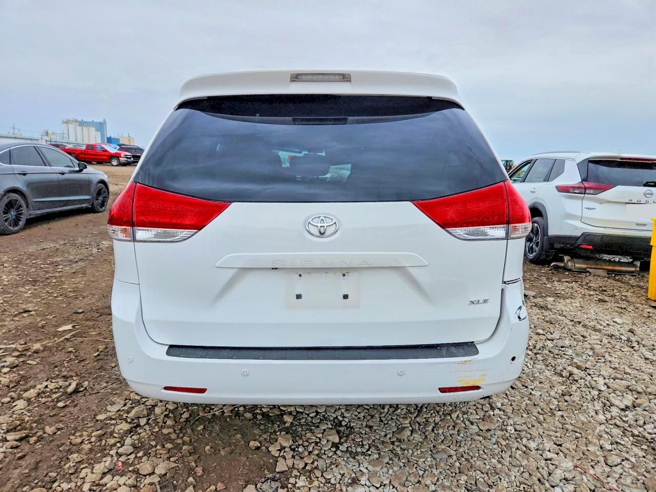 2013 TOYOTA SIENNA XLE 8-PASSENGER photo 16