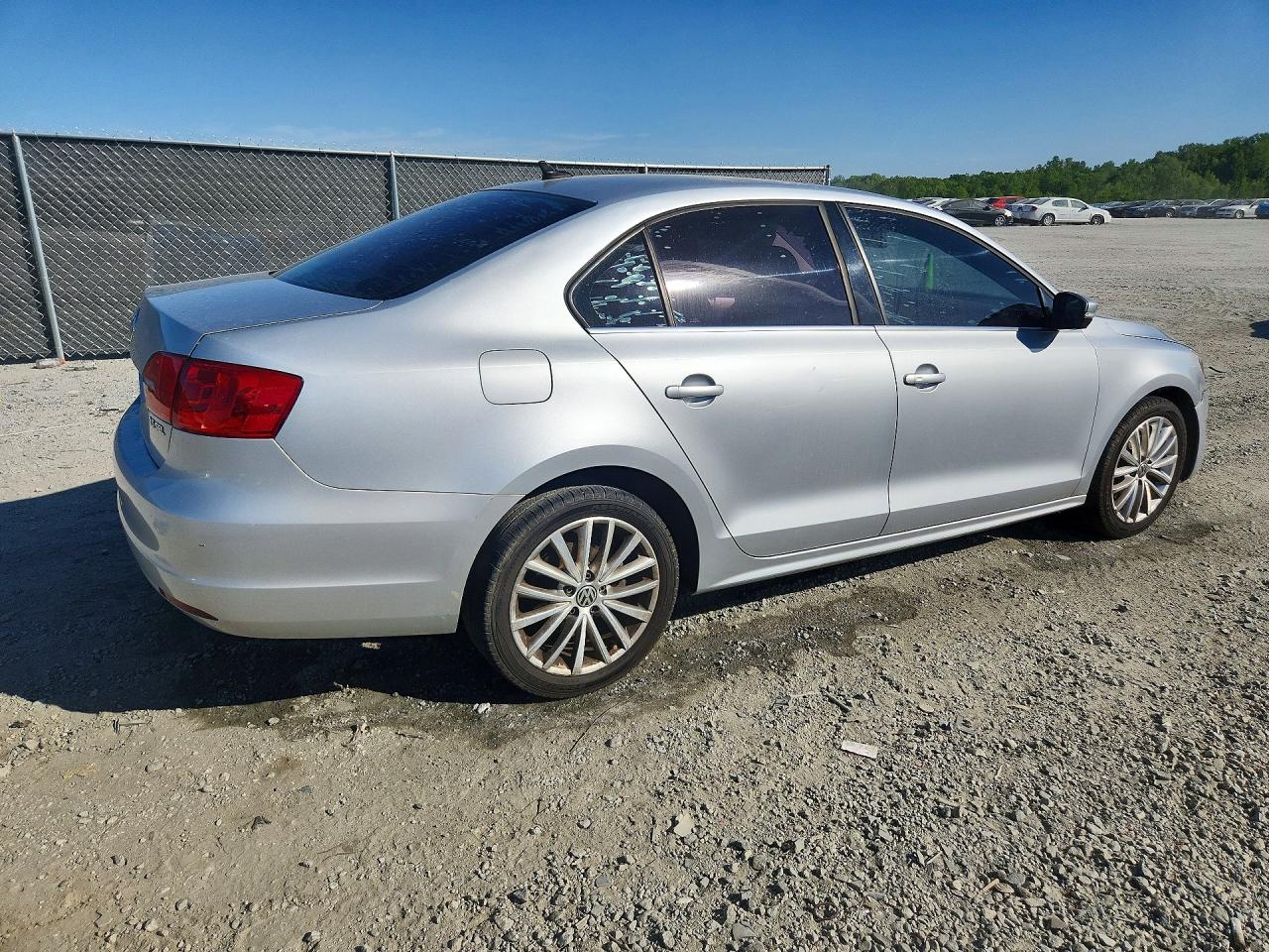 2011 VOLKSWAGEN JETTA photo 5