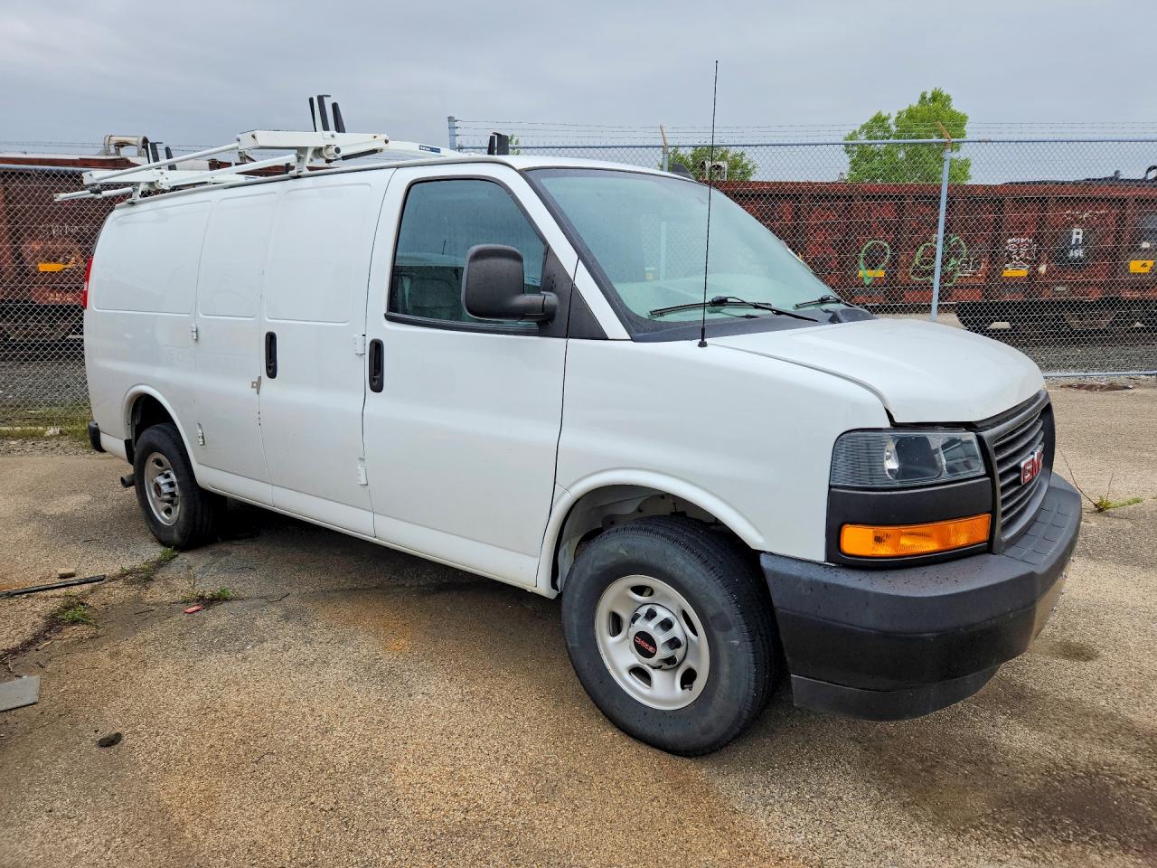 2023 GMC SAVANA G2500 photo 10