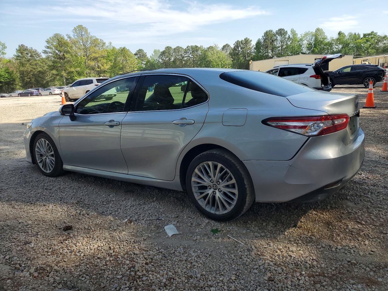 2018 TOYOTA CAMRY XLE photo 3