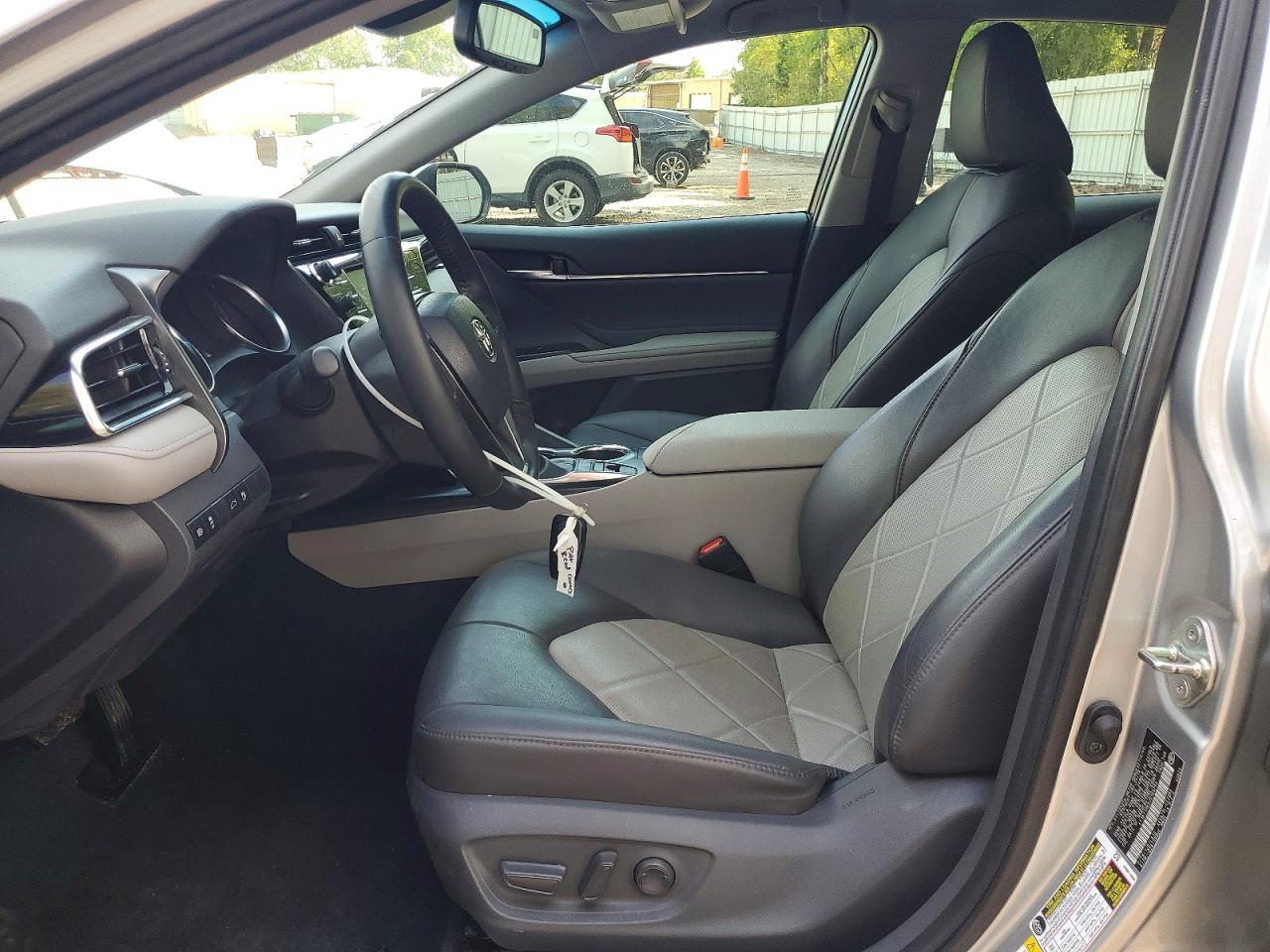 2018 TOYOTA CAMRY XLE photo 13