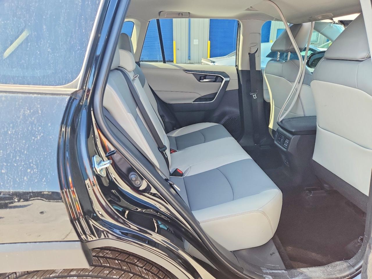 2025 TOYOTA RAV4 XLE PREMIUM photo 31