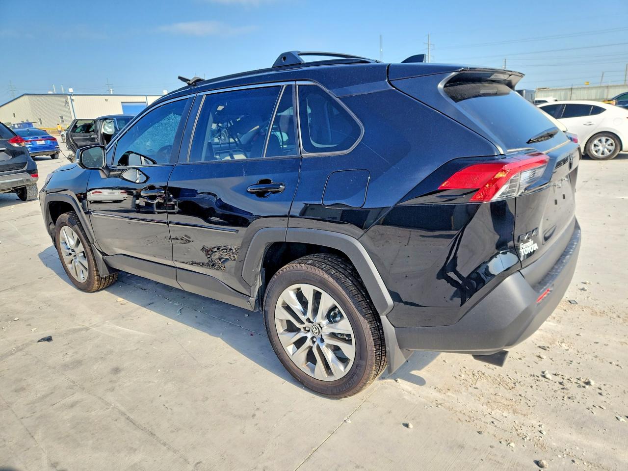 2025 TOYOTA RAV4 XLE PREMIUM photo 4