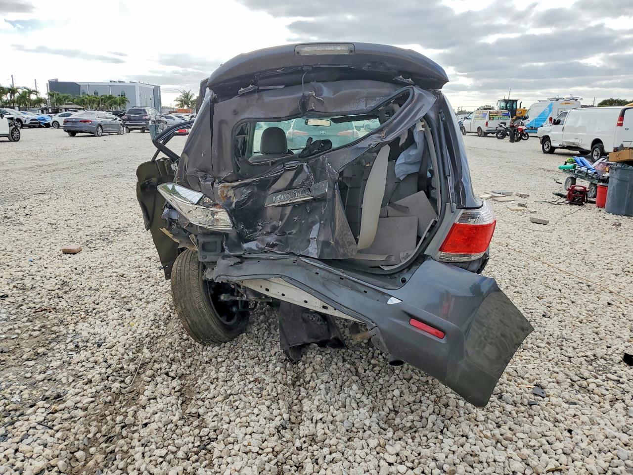 2012 TOYOTA HIGHLANDER BASE photo 11