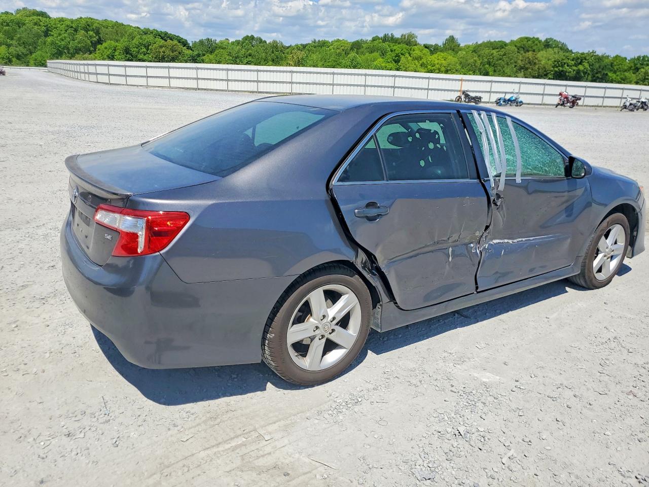 2014 TOYOTA CAMRY SE photo 5