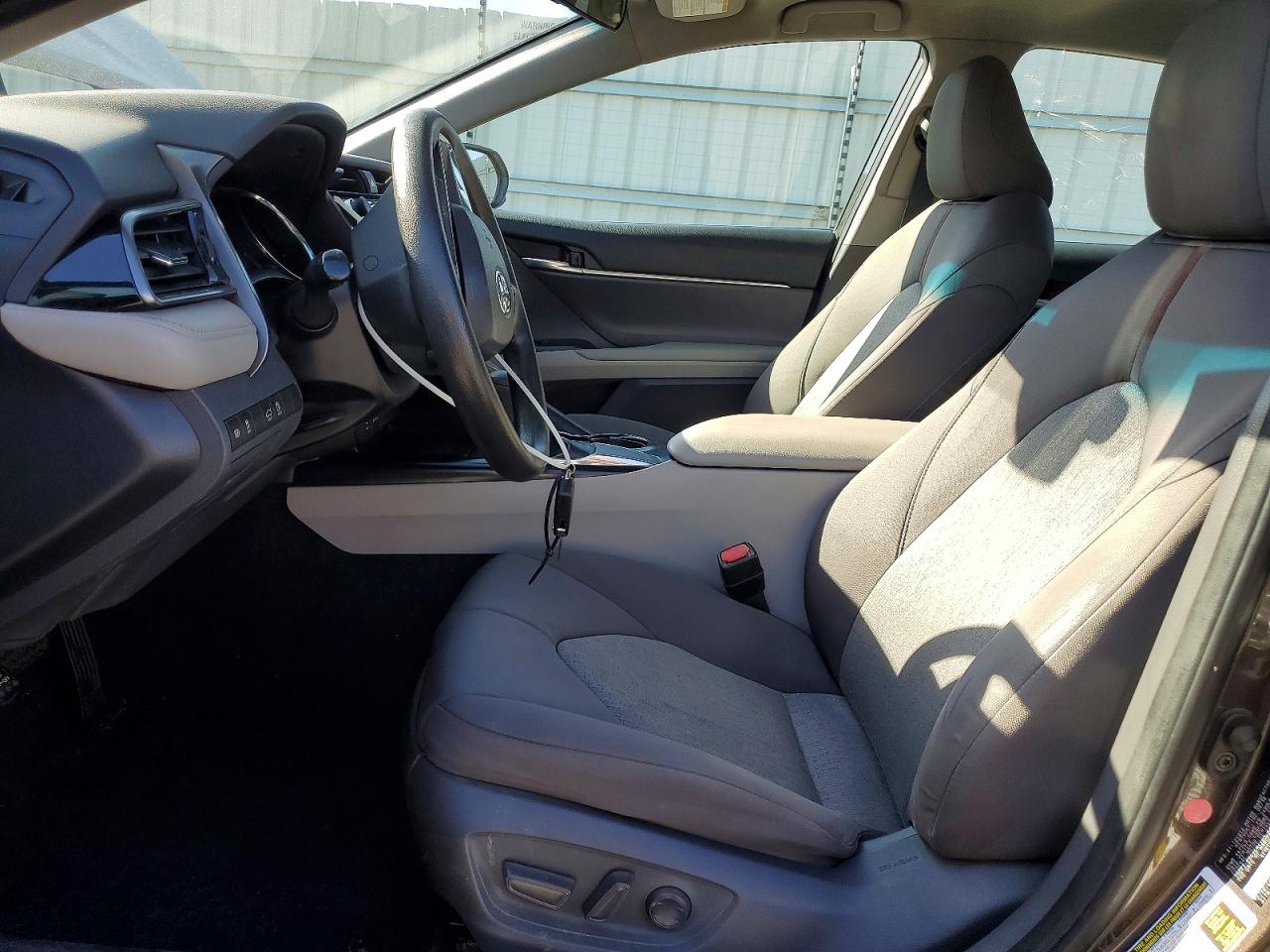 2019 TOYOTA CAMRY LE photo 13