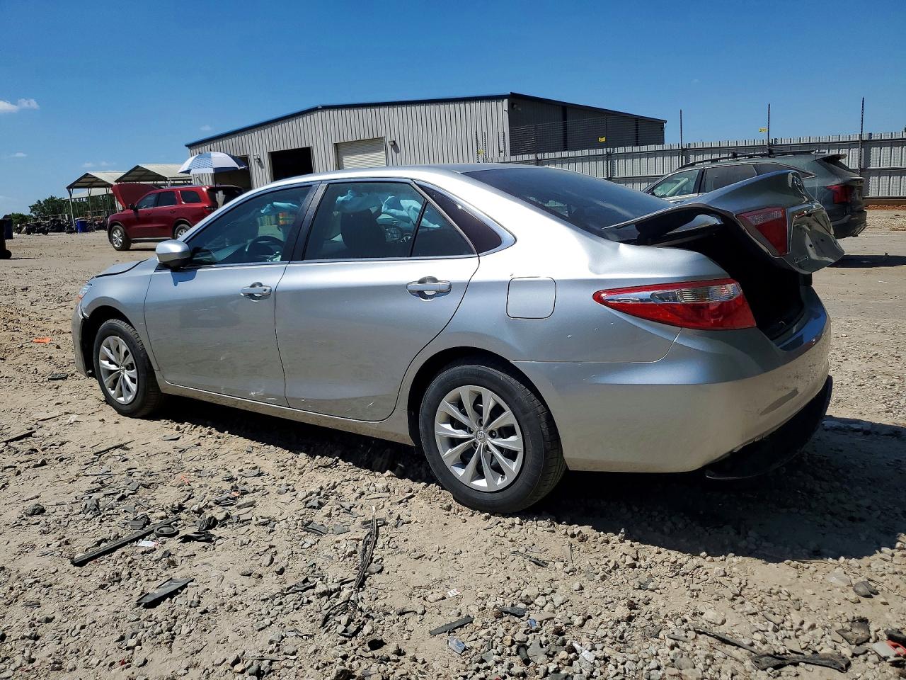 2016 TOYOTA CAMRY LE photo 3