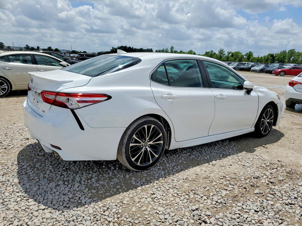 2020 TOYOTA CAMRY SE photo 5