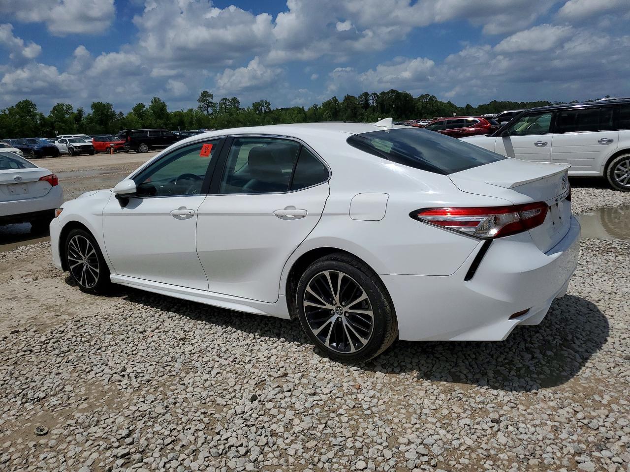 2020 TOYOTA CAMRY SE photo 3