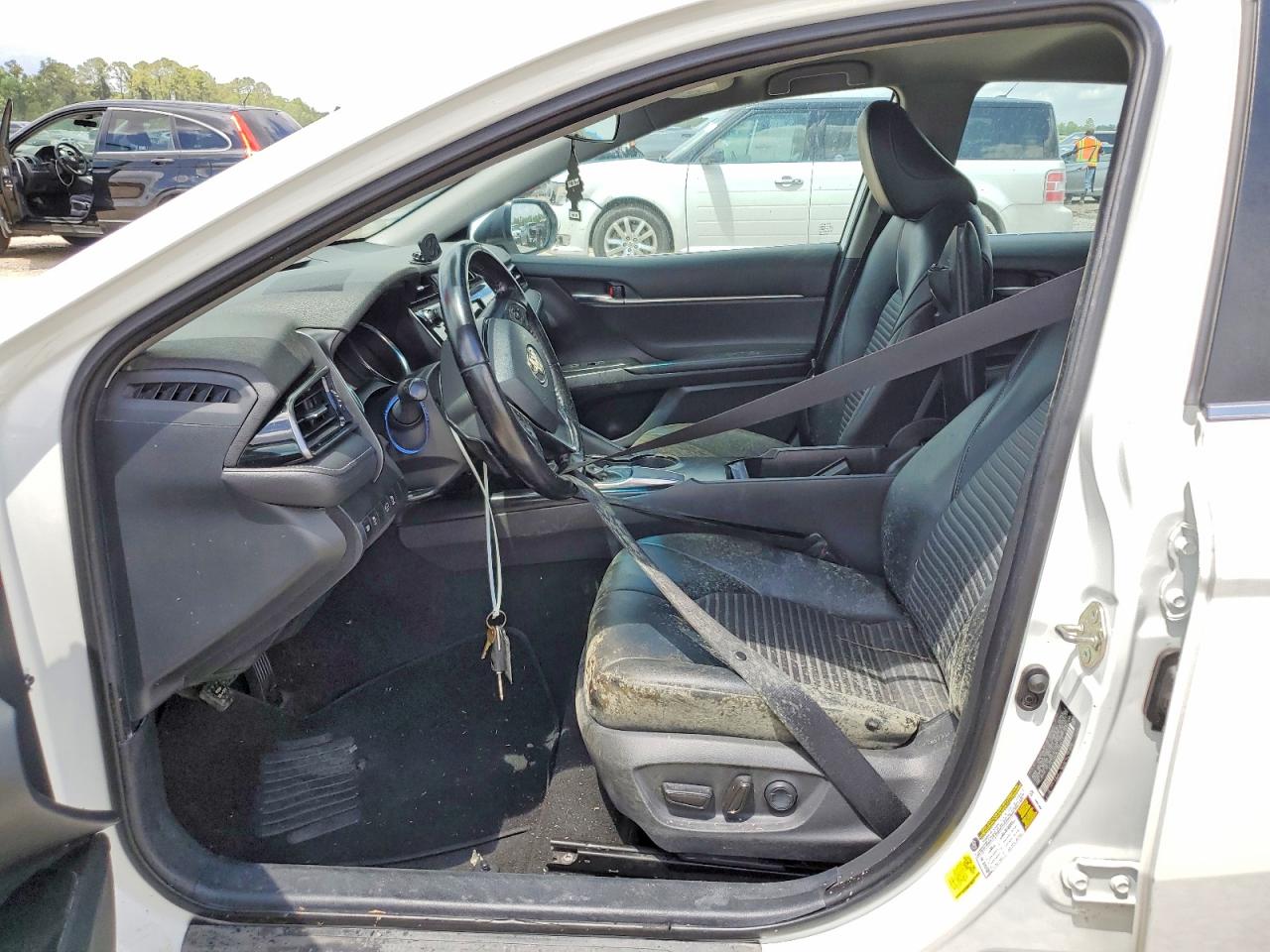 2020 TOYOTA CAMRY SE photo 13