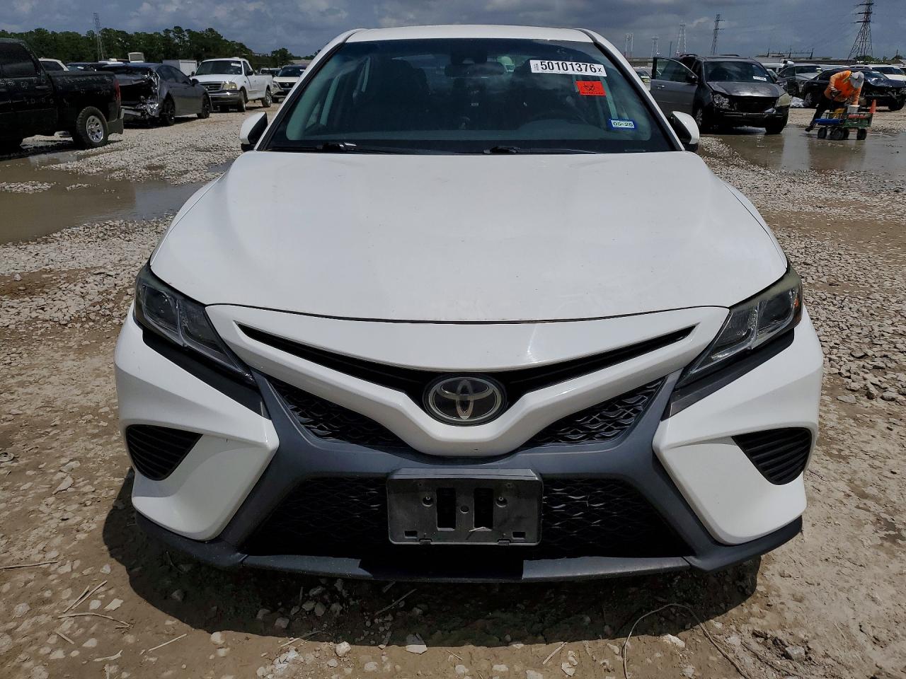 2020 TOYOTA CAMRY SE photo 9