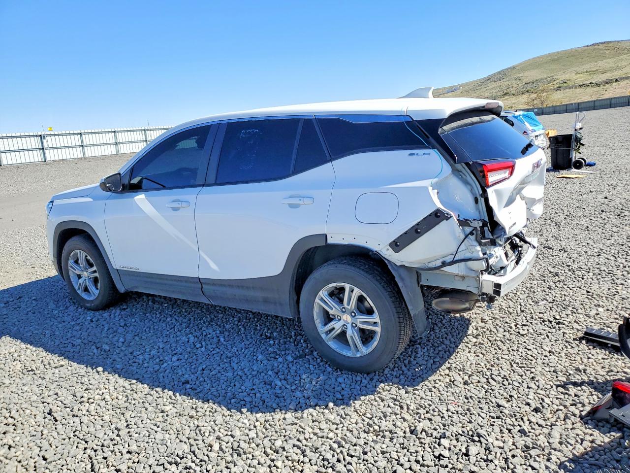 2024 GMC TERRAIN SLE photo 3