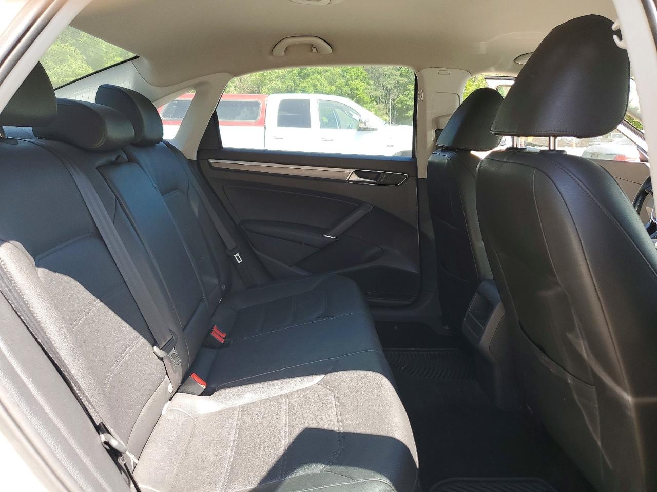 2017 VOLKSWAGEN PASSAT R-LINE photo 19