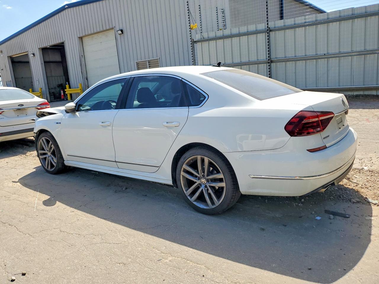 2017 VOLKSWAGEN PASSAT R-LINE photo 3