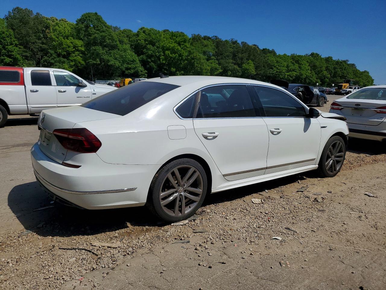 2017 VOLKSWAGEN PASSAT R-LINE photo 5