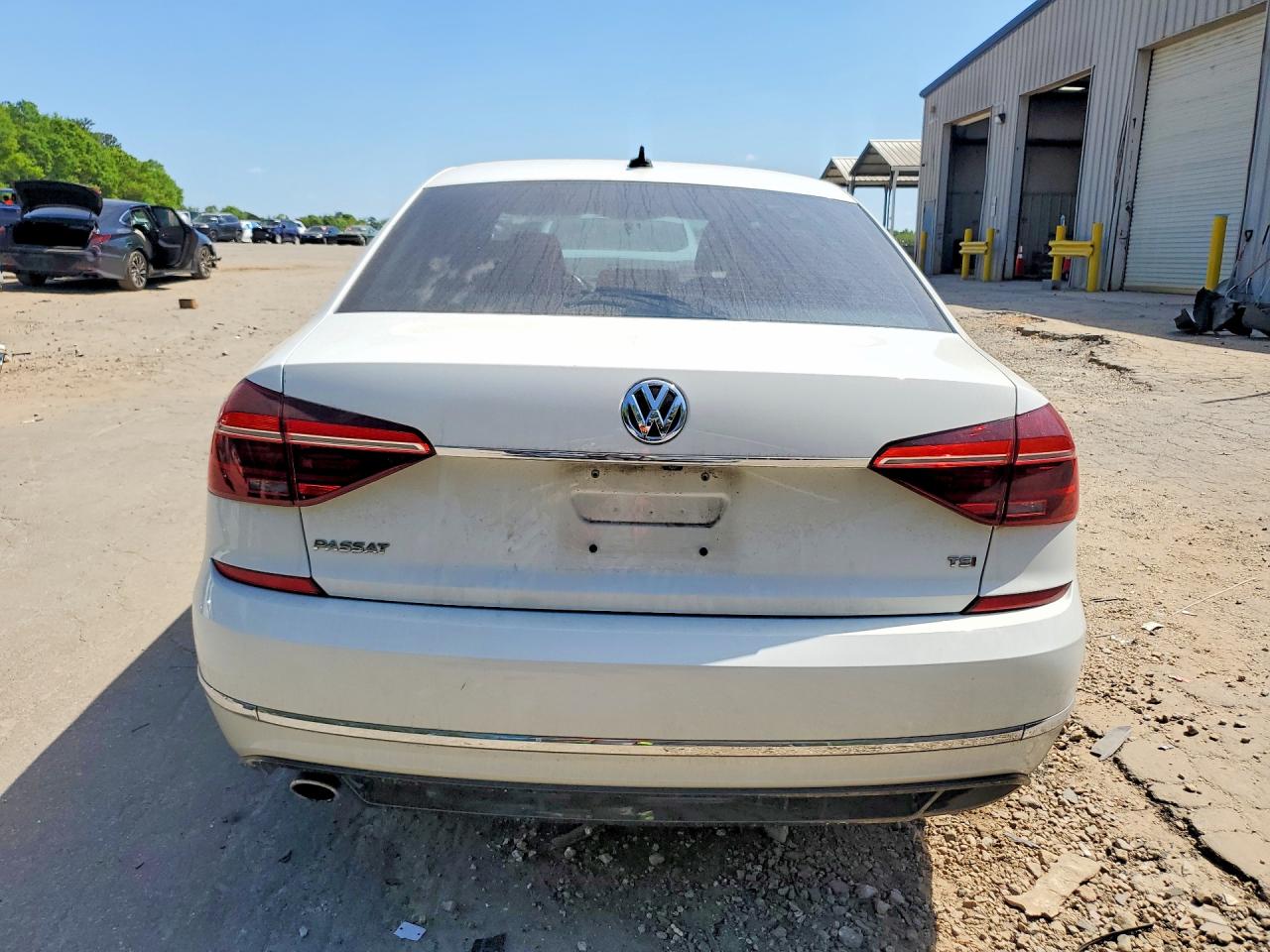 2017 VOLKSWAGEN PASSAT R-LINE photo 11