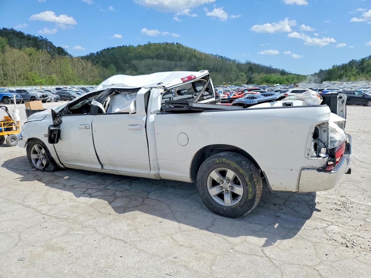 2019 RAM 1500 CLASSIC SLT photo 3