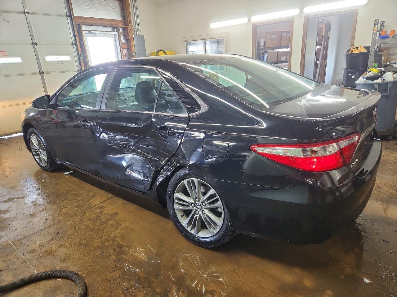 2017 TOYOTA CAMRY SE photo 3