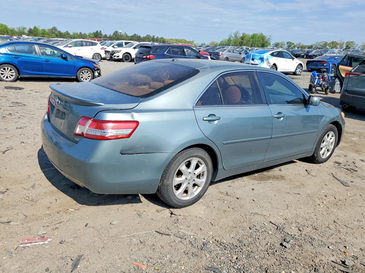 2011 TOYOTA CAMRY LE photo 5
