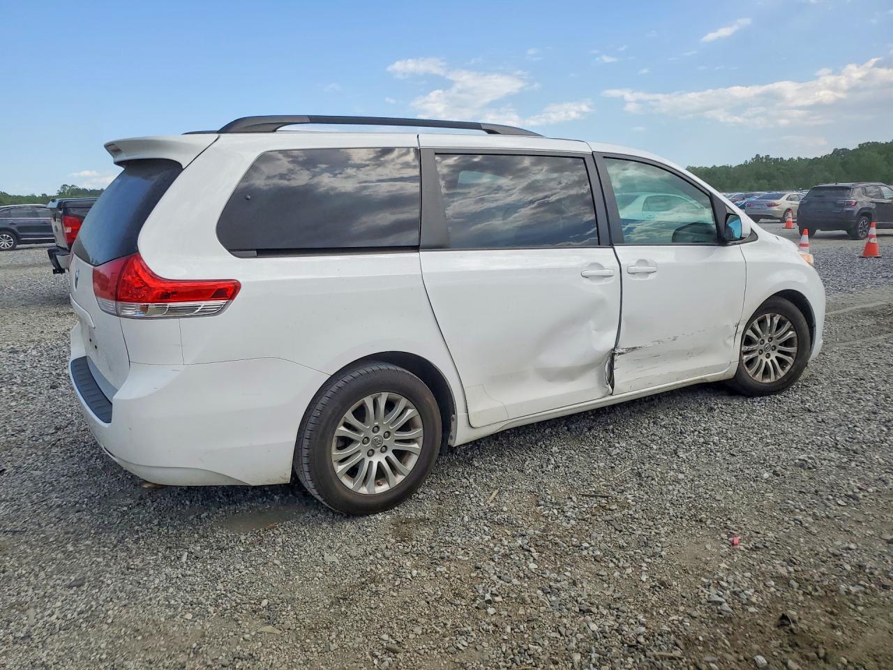 2013 TOYOTA SIENNA XLE 8-PASSENGER photo 7
