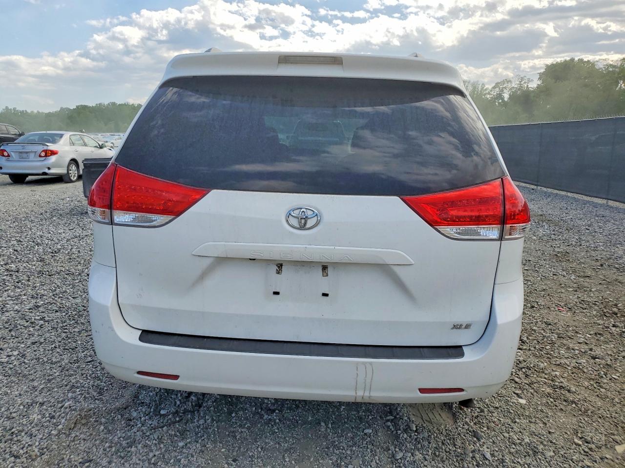 2013 TOYOTA SIENNA XLE 8-PASSENGER photo 16