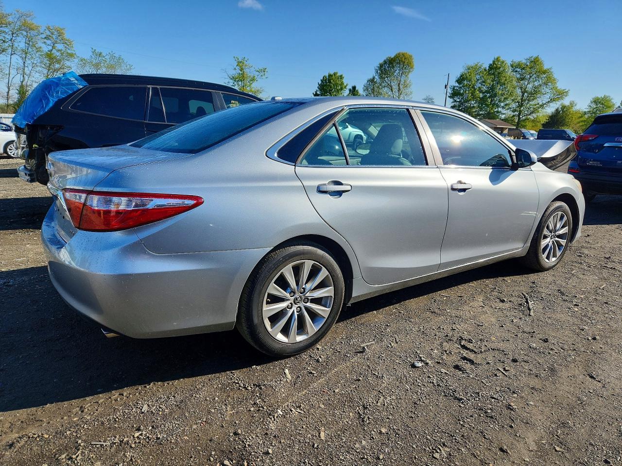 2015 TOYOTA CAMRY XLE photo 3