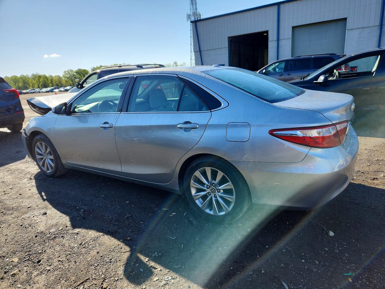 2015 TOYOTA CAMRY XLE photo 2