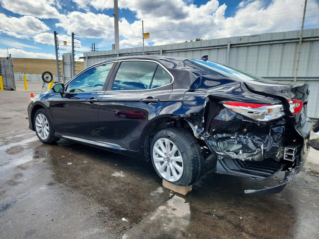 2020 TOYOTA CAMRY LE photo 3