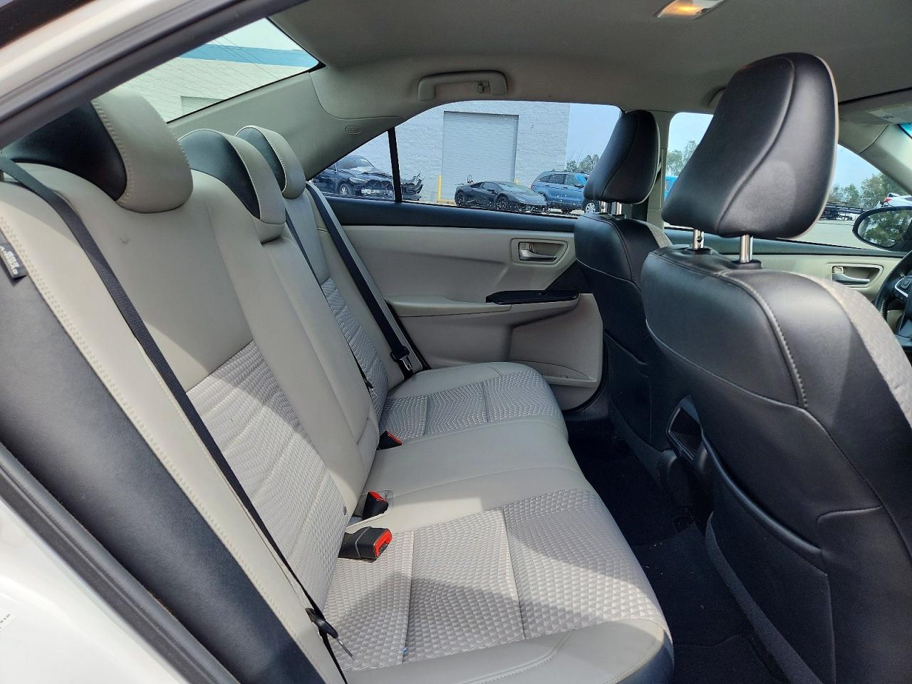2015 TOYOTA CAMRY SE photo 28